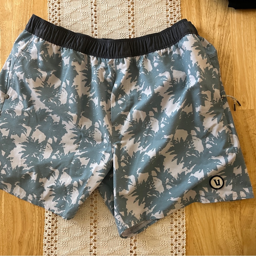 Men's Vuori Palm Print Shorts